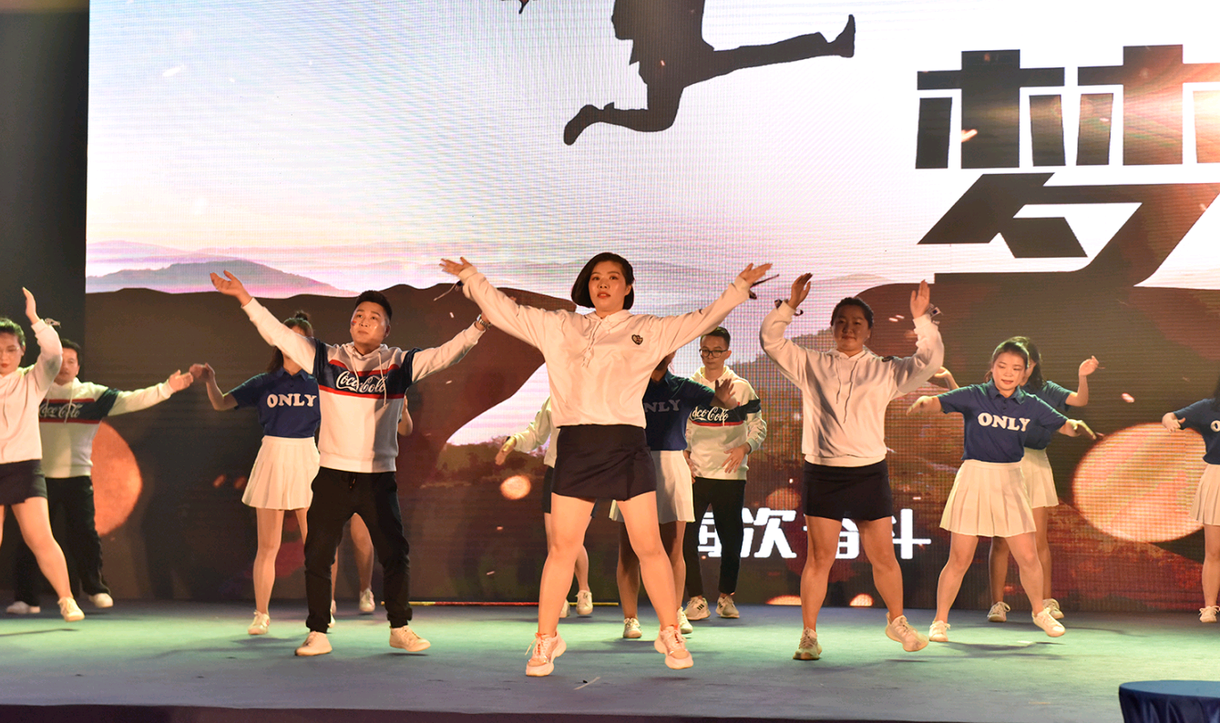 百舸争流,奋楫者先——小鸟体育集团2020年会精彩回顾 百舸争流,奋楫者先——小鸟体育集团2020年会精彩回顾